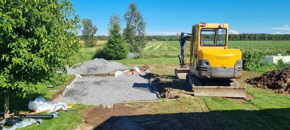 Maanrakennustyö kaivinkoneella