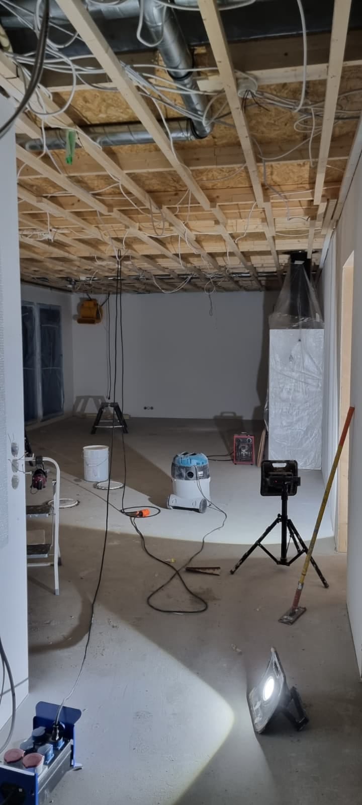 Remontointityö, kattorakenteet avoinna